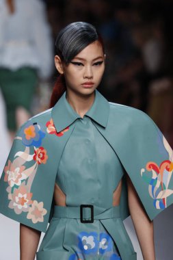 Milan, İtalya - 21 Eylül: Manken, Milano, İtalya Milano moda hafta ilkbahar/yaz 2018 üzerinde 21 Eylül 2017 sırasında Fendi Show'da pist yürür.