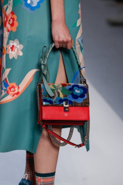 Milan, İtalya - 21 Eylül: Manken, Milano, İtalya Milano moda hafta ilkbahar/yaz 2018 üzerinde 21 Eylül 2017 sırasında Fendi Show'da pist yürür.