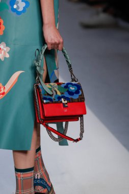 Milan, İtalya - 21 Eylül: Manken, Milano, İtalya Milano moda hafta ilkbahar/yaz 2018 üzerinde 21 Eylül 2017 sırasında Fendi Show'da pist yürür.