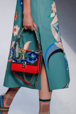 Milan, İtalya - 21 Eylül: Manken, Milano, İtalya Milano moda hafta ilkbahar/yaz 2018 üzerinde 21 Eylül 2017 sırasında Fendi Show'da pist yürür.