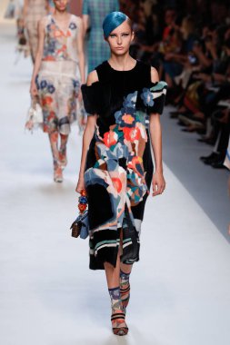 Milan, İtalya - 21 Eylül: Manken, Milano, İtalya Milano moda hafta ilkbahar/yaz 2018 üzerinde 21 Eylül 2017 sırasında Fendi Show'da pist yürür.
