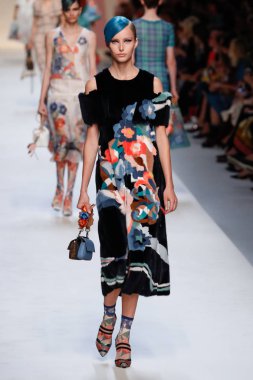 Milan, İtalya - 21 Eylül: Manken, Milano, İtalya Milano moda hafta ilkbahar/yaz 2018 üzerinde 21 Eylül 2017 sırasında Fendi Show'da pist yürür.