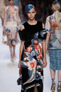 Milan, İtalya - 21 Eylül: Manken, Milano, İtalya Milano moda hafta ilkbahar/yaz 2018 üzerinde 21 Eylül 2017 sırasında Fendi Show'da pist yürür.