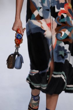 Milan, İtalya - 21 Eylül: Manken, Milano, İtalya Milano moda hafta ilkbahar/yaz 2018 üzerinde 21 Eylül 2017 sırasında Fendi Show'da pist yürür.