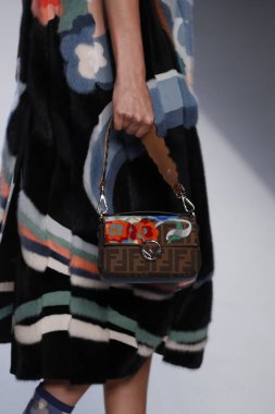 Milan, İtalya - 21 Eylül: Manken, Milano, İtalya Milano moda hafta ilkbahar/yaz 2018 üzerinde 21 Eylül 2017 sırasında Fendi Show'da pist yürür.