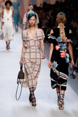 Milan, İtalya - 21 Eylül: Manken, Milano, İtalya Milano moda hafta ilkbahar/yaz 2018 üzerinde 21 Eylül 2017 sırasında Fendi Show'da pist yürür.