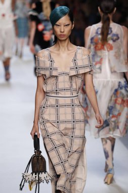 Milan, İtalya - 21 Eylül: Manken, Milano, İtalya Milano moda hafta ilkbahar/yaz 2018 üzerinde 21 Eylül 2017 sırasında Fendi Show'da pist yürür.