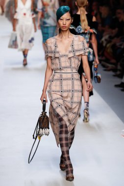 Milan, İtalya - 21 Eylül: Manken, Milano, İtalya Milano moda hafta ilkbahar/yaz 2018 üzerinde 21 Eylül 2017 sırasında Fendi Show'da pist yürür.
