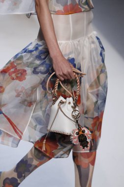 Milan, İtalya - 21 Eylül: Manken, Milano, İtalya Milano moda hafta ilkbahar/yaz 2018 üzerinde 21 Eylül 2017 sırasında Fendi Show'da pist yürür.