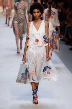 Milan, İtalya - 21 Eylül: Manken, Milano, İtalya Milano moda hafta ilkbahar/yaz 2018 üzerinde 21 Eylül 2017 sırasında Fendi Show'da pist yürür.