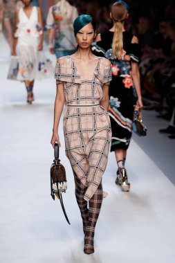 Milan, İtalya - 21 Eylül: Manken, Milano, İtalya Milano moda hafta ilkbahar/yaz 2018 üzerinde 21 Eylül 2017 sırasında Fendi Show'da pist yürür.