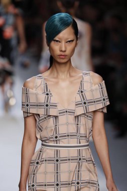 Milan, İtalya - 21 Eylül: Manken, Milano, İtalya Milano moda hafta ilkbahar/yaz 2018 üzerinde 21 Eylül 2017 sırasında Fendi Show'da pist yürür.
