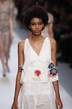 Milan, İtalya - 21 Eylül: Manken, Milano, İtalya Milano moda hafta ilkbahar/yaz 2018 üzerinde 21 Eylül 2017 sırasında Fendi Show'da pist yürür.