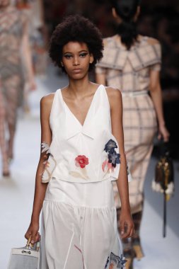 Milan, İtalya - 21 Eylül: Manken, Milano, İtalya Milano moda hafta ilkbahar/yaz 2018 üzerinde 21 Eylül 2017 sırasında Fendi Show'da pist yürür.