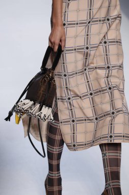 Milan, İtalya - 21 Eylül: Manken, Milano, İtalya Milano moda hafta ilkbahar/yaz 2018 üzerinde 21 Eylül 2017 sırasında Fendi Show'da pist yürür.