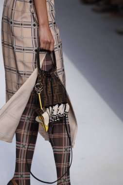 Milan, İtalya - 21 Eylül: Manken, Milano, İtalya Milano moda hafta ilkbahar/yaz 2018 üzerinde 21 Eylül 2017 sırasında Fendi Show'da pist yürür.