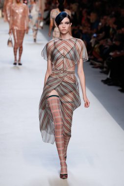 Milan, İtalya - 21 Eylül: Manken, Milano, İtalya Milano moda hafta ilkbahar/yaz 2018 üzerinde 21 Eylül 2017 sırasında Fendi Show'da pist yürür.