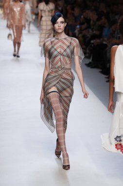 Milan, İtalya - 21 Eylül: Manken, Milano, İtalya Milano moda hafta ilkbahar/yaz 2018 üzerinde 21 Eylül 2017 sırasında Fendi Show'da pist yürür.