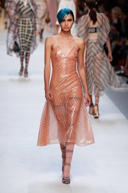 Milan, İtalya - 21 Eylül: Manken, Milano, İtalya Milano moda hafta ilkbahar/yaz 2018 üzerinde 21 Eylül 2017 sırasında Fendi Show'da pist yürür.