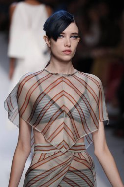 Milan, İtalya - 21 Eylül: Manken, Milano, İtalya Milano moda hafta ilkbahar/yaz 2018 üzerinde 21 Eylül 2017 sırasında Fendi Show'da pist yürür.