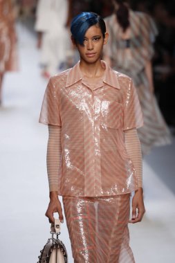 Milan, İtalya - 21 Eylül: Manken, Milano, İtalya Milano moda hafta ilkbahar/yaz 2018 üzerinde 21 Eylül 2017 sırasında Fendi Show'da pist yürür.