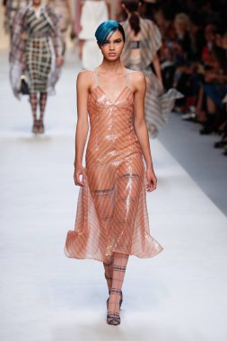 Milan, İtalya - 21 Eylül: Manken, Milano, İtalya Milano moda hafta ilkbahar/yaz 2018 üzerinde 21 Eylül 2017 sırasında Fendi Show'da pist yürür.
