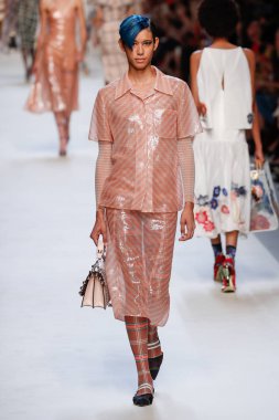 Milan, İtalya - 21 Eylül: Manken, Milano, İtalya Milano moda hafta ilkbahar/yaz 2018 üzerinde 21 Eylül 2017 sırasında Fendi Show'da pist yürür.