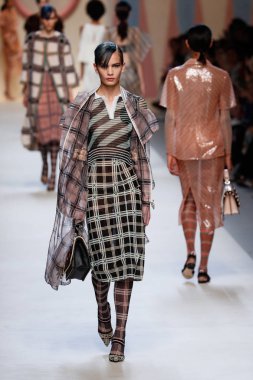 Milan, İtalya - 21 Eylül: Manken, Milano, İtalya Milano moda hafta ilkbahar/yaz 2018 üzerinde 21 Eylül 2017 sırasında Fendi Show'da pist yürür.