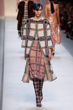 Milan, İtalya - 21 Eylül: Manken, Milano, İtalya Milano moda hafta ilkbahar/yaz 2018 üzerinde 21 Eylül 2017 sırasında Fendi Show'da pist yürür.