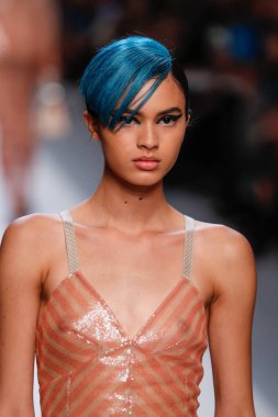 Milan, İtalya - 21 Eylül: Manken, Milano, İtalya Milano moda hafta ilkbahar/yaz 2018 üzerinde 21 Eylül 2017 sırasında Fendi Show'da pist yürür.
