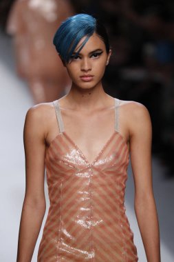 Milan, İtalya - 21 Eylül: Manken, Milano, İtalya Milano moda hafta ilkbahar/yaz 2018 üzerinde 21 Eylül 2017 sırasında Fendi Show'da pist yürür.
