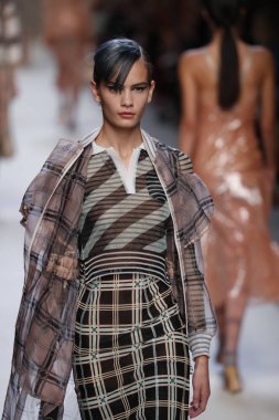 Milan, İtalya - 21 Eylül: Manken, Milano, İtalya Milano moda hafta ilkbahar/yaz 2018 üzerinde 21 Eylül 2017 sırasında Fendi Show'da pist yürür.