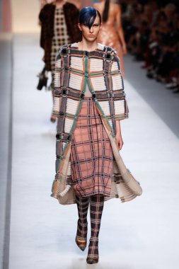 Milan, İtalya - 21 Eylül: Manken, Milano, İtalya Milano moda hafta ilkbahar/yaz 2018 üzerinde 21 Eylül 2017 sırasında Fendi Show'da pist yürür.