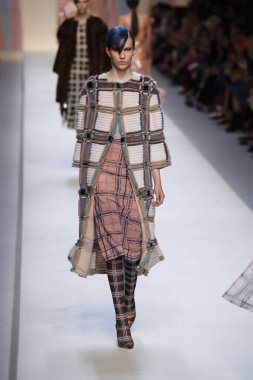 Milan, İtalya - 21 Eylül: Manken, Milano, İtalya Milano moda hafta ilkbahar/yaz 2018 üzerinde 21 Eylül 2017 sırasında Fendi Show'da pist yürür.