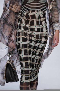 Milan, İtalya - 21 Eylül: Manken, Milano, İtalya Milano moda hafta ilkbahar/yaz 2018 üzerinde 21 Eylül 2017 sırasında Fendi Show'da pist yürür.