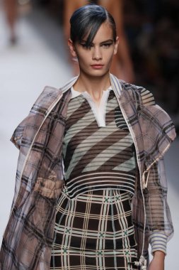 Milan, İtalya - 21 Eylül: Manken, Milano, İtalya Milano moda hafta ilkbahar/yaz 2018 üzerinde 21 Eylül 2017 sırasında Fendi Show'da pist yürür.