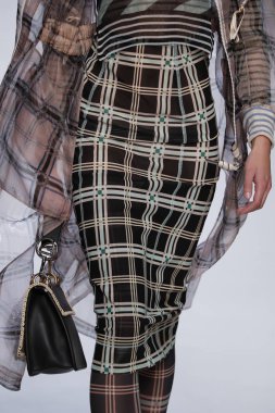 Milan, İtalya - 21 Eylül: Manken, Milano, İtalya Milano moda hafta ilkbahar/yaz 2018 üzerinde 21 Eylül 2017 sırasında Fendi Show'da pist yürür.