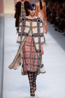 Milan, İtalya - 21 Eylül: Manken, Milano, İtalya Milano moda hafta ilkbahar/yaz 2018 üzerinde 21 Eylül 2017 sırasında Fendi Show'da pist yürür.