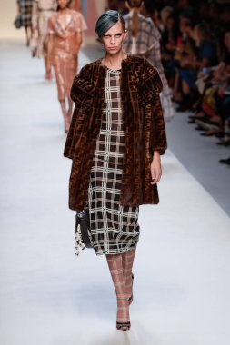 Milan, İtalya - 21 Eylül: Manken, Milano, İtalya Milano moda hafta ilkbahar/yaz 2018 üzerinde 21 Eylül 2017 sırasında Fendi Show'da pist yürür.
