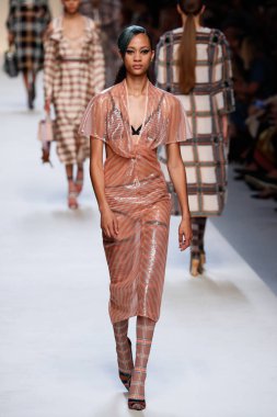 Milan, İtalya - 21 Eylül: Manken, Milano, İtalya Milano moda hafta ilkbahar/yaz 2018 üzerinde 21 Eylül 2017 sırasında Fendi Show'da pist yürür.