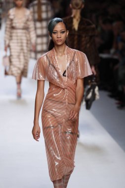 Milan, İtalya - 21 Eylül: Manken, Milano, İtalya Milano moda hafta ilkbahar/yaz 2018 üzerinde 21 Eylül 2017 sırasında Fendi Show'da pist yürür.