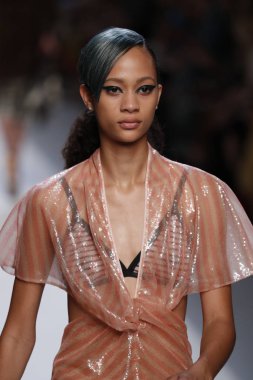 Milan, İtalya - 21 Eylül: Manken, Milano, İtalya Milano moda hafta ilkbahar/yaz 2018 üzerinde 21 Eylül 2017 sırasında Fendi Show'da pist yürür.