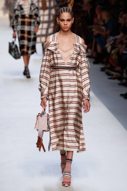 Milan, İtalya - 21 Eylül: Manken, Milano, İtalya Milano moda hafta ilkbahar/yaz 2018 üzerinde 21 Eylül 2017 sırasında Fendi Show'da pist yürür.