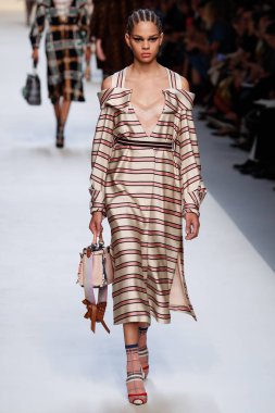 Milan, İtalya - 21 Eylül: Manken, Milano, İtalya Milano moda hafta ilkbahar/yaz 2018 üzerinde 21 Eylül 2017 sırasında Fendi Show'da pist yürür.