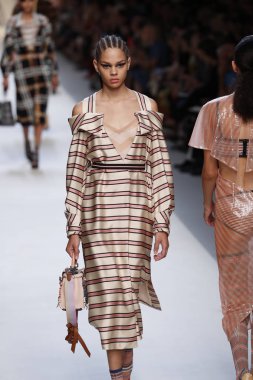 Milan, İtalya - 21 Eylül: Manken, Milano, İtalya Milano moda hafta ilkbahar/yaz 2018 üzerinde 21 Eylül 2017 sırasında Fendi Show'da pist yürür.
