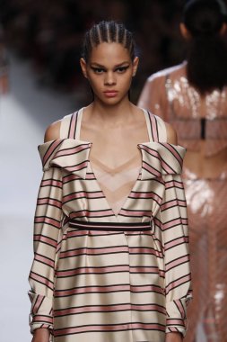 Milan, İtalya - 21 Eylül: Manken, Milano, İtalya Milano moda hafta ilkbahar/yaz 2018 üzerinde 21 Eylül 2017 sırasında Fendi Show'da pist yürür.