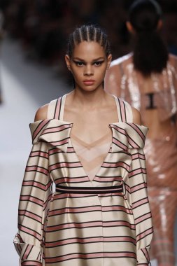 Milan, İtalya - 21 Eylül: Manken, Milano, İtalya Milano moda hafta ilkbahar/yaz 2018 üzerinde 21 Eylül 2017 sırasında Fendi Show'da pist yürür.