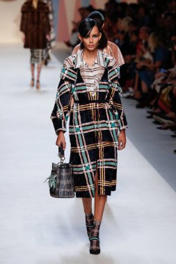 Milan, İtalya - 21 Eylül: Manken, Milano, İtalya Milano moda hafta ilkbahar/yaz 2018 üzerinde 21 Eylül 2017 sırasında Fendi Show'da pist yürür.