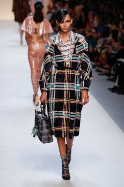 Milan, İtalya - 21 Eylül: Manken, Milano, İtalya Milano moda hafta ilkbahar/yaz 2018 üzerinde 21 Eylül 2017 sırasında Fendi Show'da pist yürür.