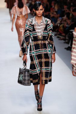 Milan, İtalya - 21 Eylül: Manken, Milano, İtalya Milano moda hafta ilkbahar/yaz 2018 üzerinde 21 Eylül 2017 sırasında Fendi Show'da pist yürür.
